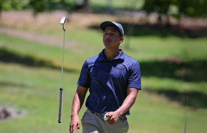 Monsalve wavers, but clings to 1-shot lead vs Que Monsalve wavers, but clings to 1-shot lead vs Que