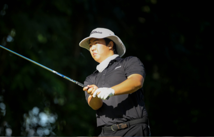 Ha, Jahns blaze through heat to tie for lead as Chan slips