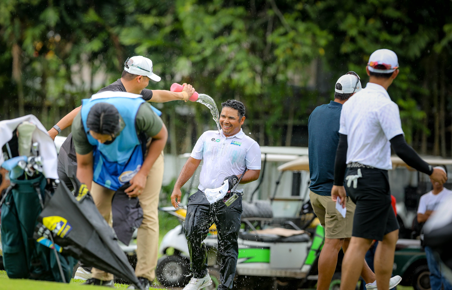 Zaragosa stands tall in rainy finish, grabs 1-shot lead vs Jahns