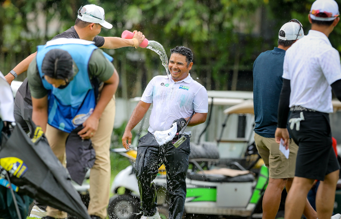 Zaragosa stands tall in rainy finish, grabs 1-shot lead vs Jahns